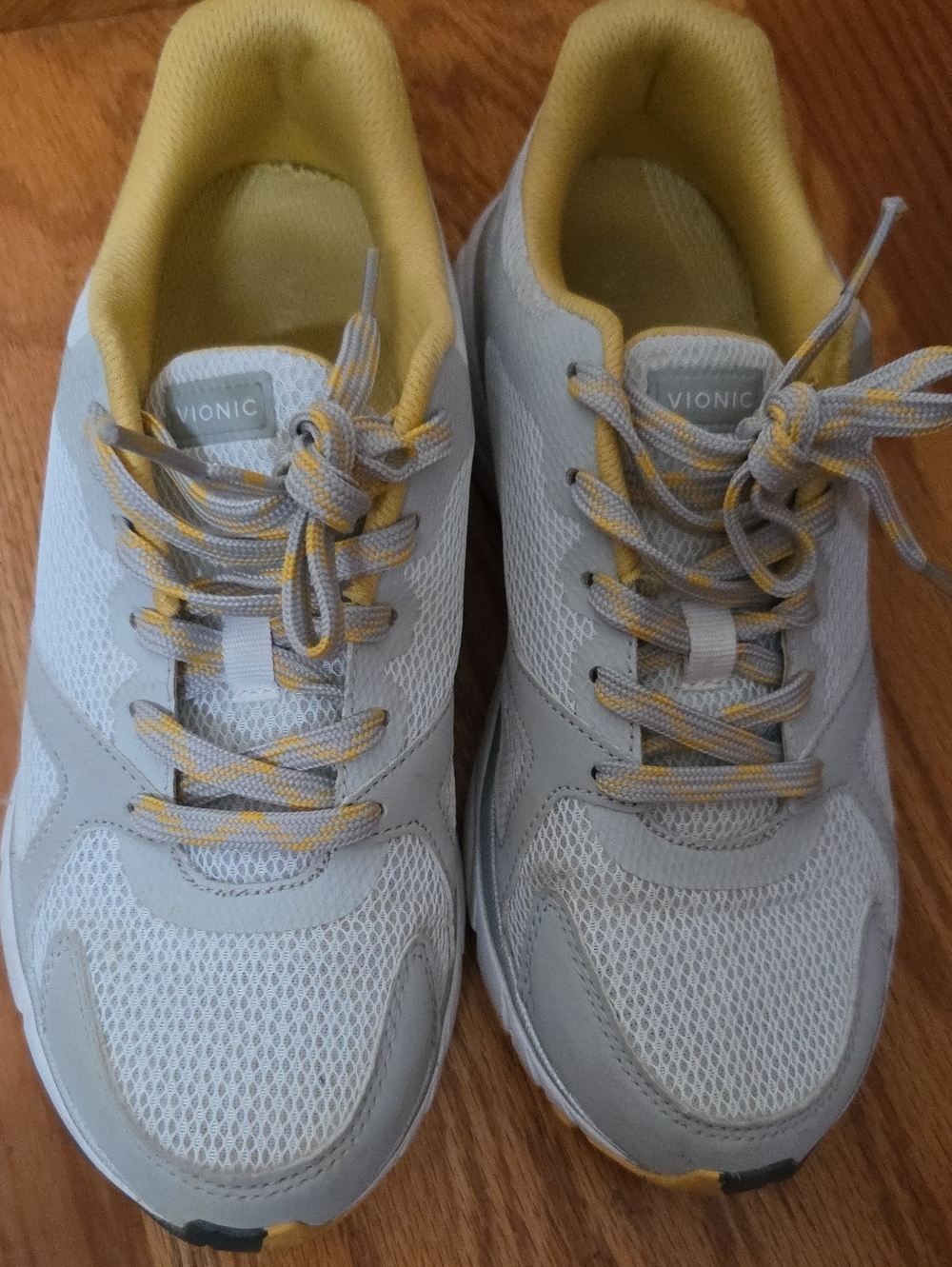 Vionic Men's Light Gray and Yellow Athletic Sneakers